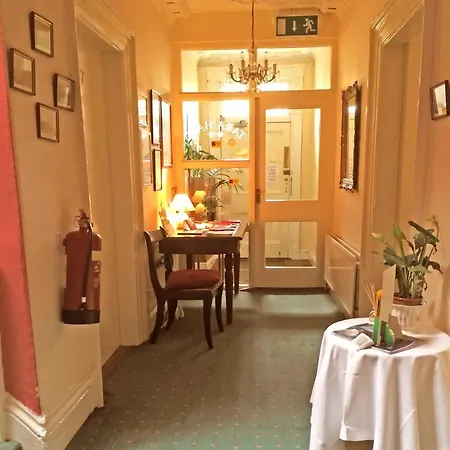 Tara Hall Accommodation Bed & Breakfast 3*